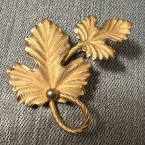 Vintage unsigned textured and polished gold tone leaf brooch pin